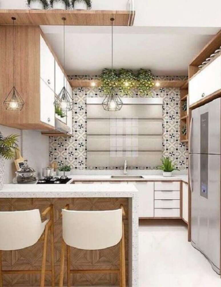 39. Decoração de cozinha estilo americana com armário branco com detalhes em madeira – Foto: Pinterest