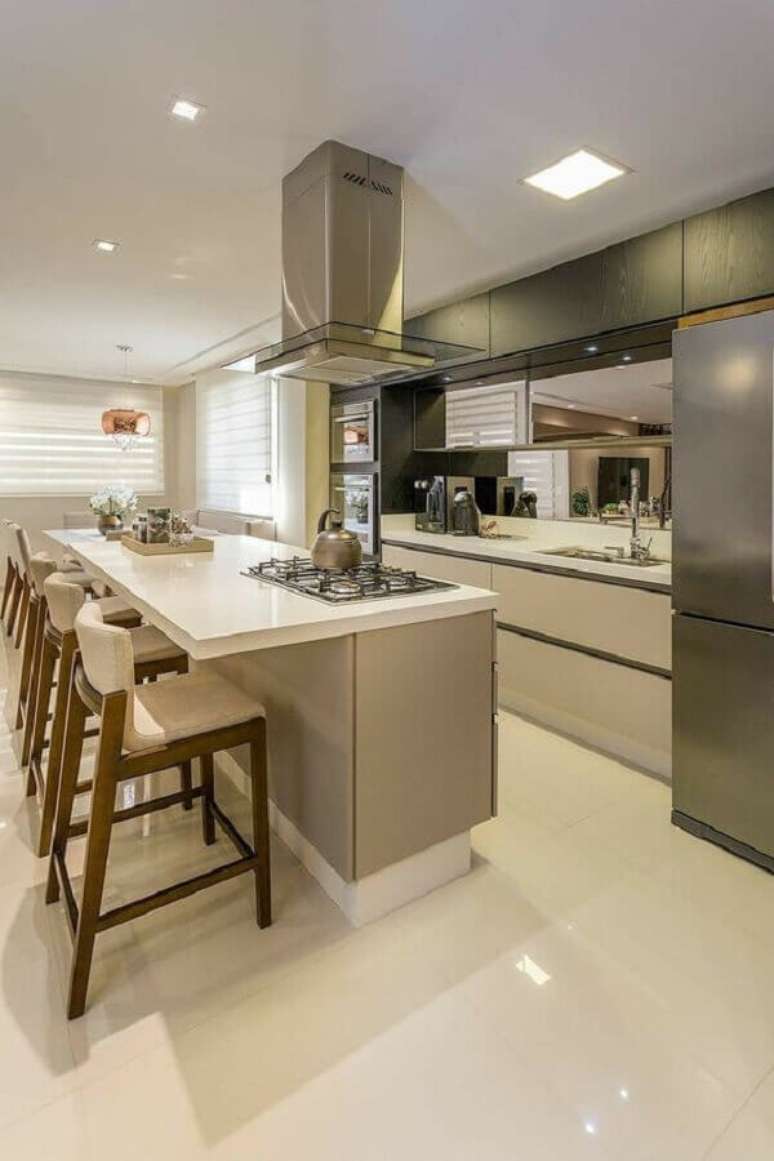 34. Cozinha planejada estilo americana moderna decorada em cores neuras com cooktop na bancada – Foto: Pinterest