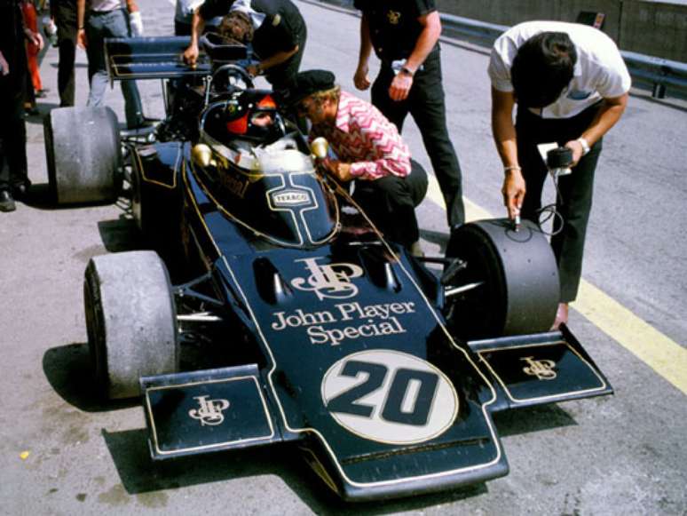 Emerson e Colin conversam sobre o Lotus 72.