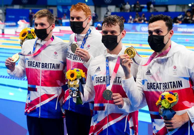 Nadadores da Grã Bretanha comemoram medalha de ouro conquistada nesta quarta-feira nos Jogos Olímpicos de Tóquio Aleksandra Szmigiel/Reuters
