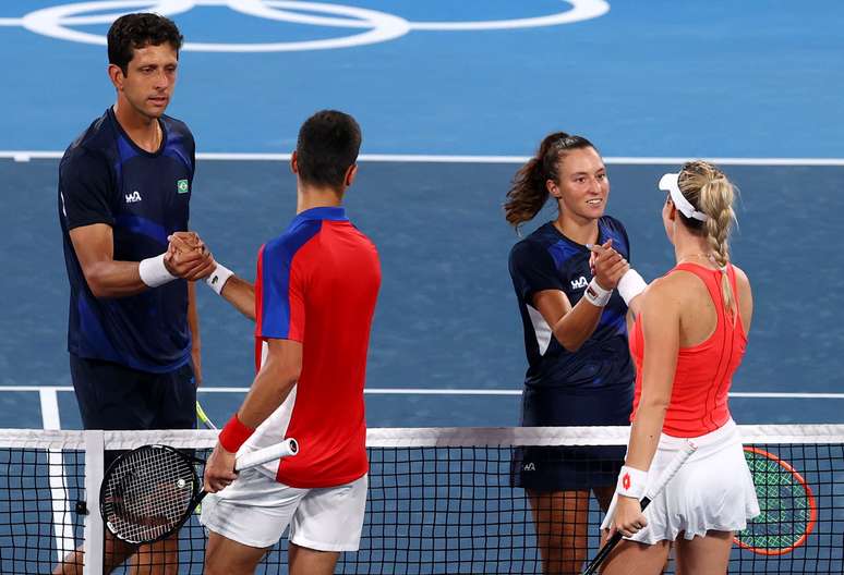 Stojanovic e Djokovic cumprimentam os brasileiros Luisa Stefani e Marcelo Melo após partida de duplas mistas na Olimpíada Edgar Su Reuters