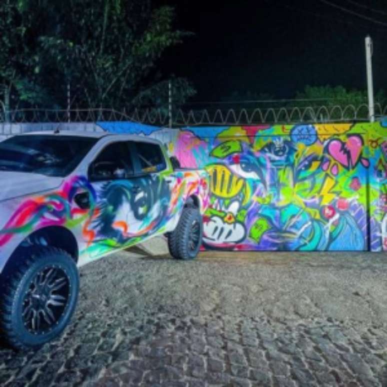 Casa tem muro e carro grafitado (Foto: Reprodução)