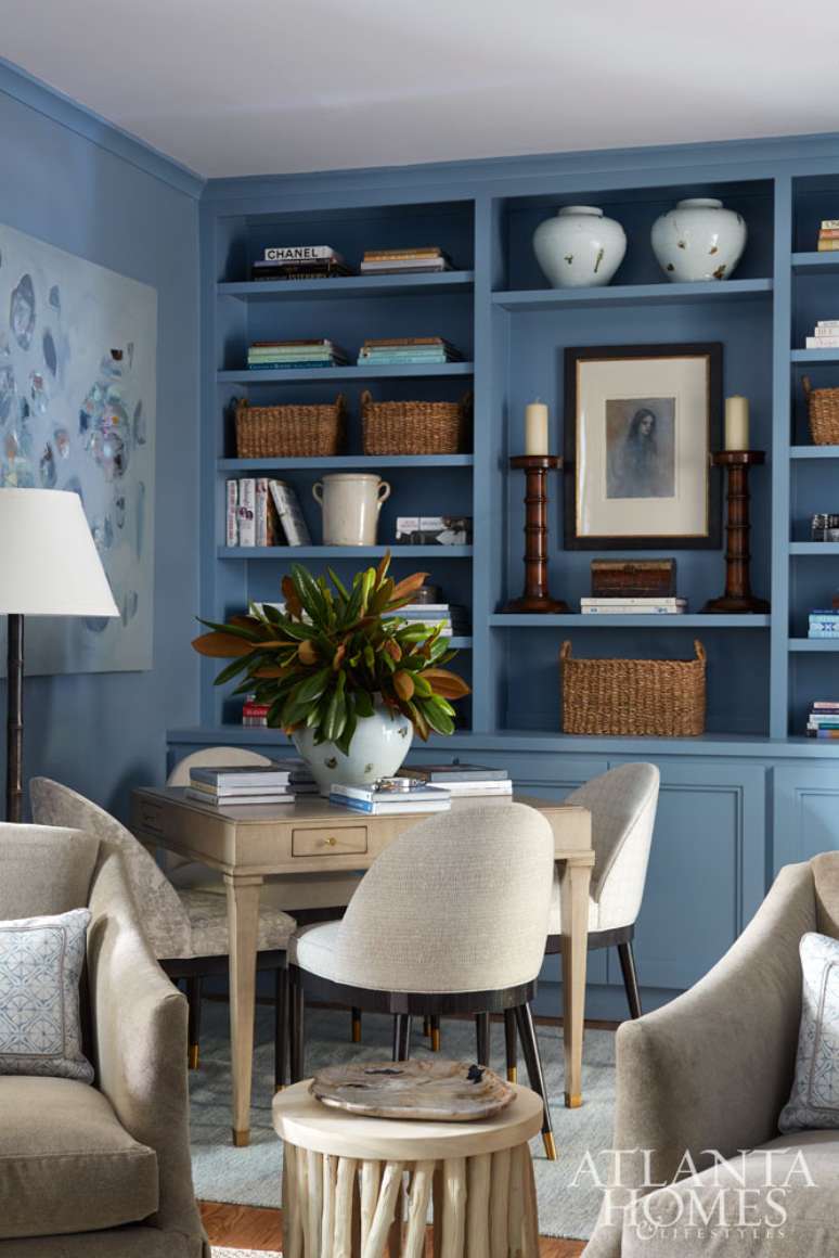 34. Home office na sala de estar com estante de madeira azul – Foto The Inspired Room