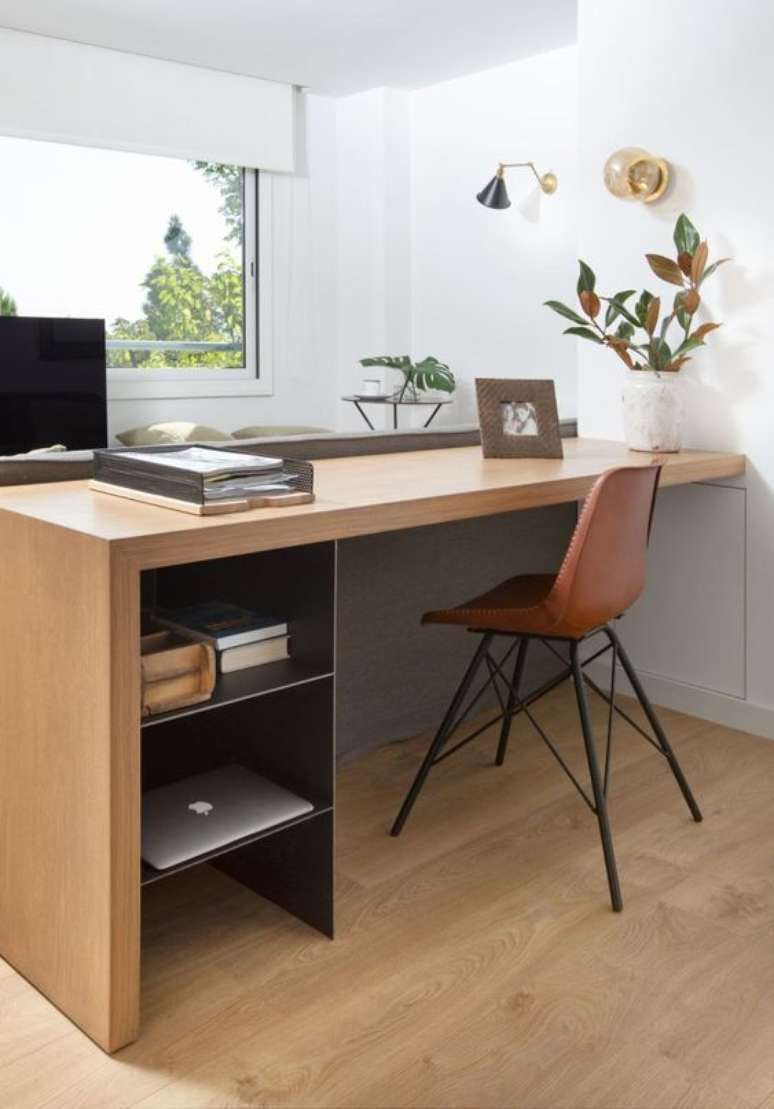 4. Home office na sala com escrivaninha de madeira e cadeira de couro – Foto Editions de Arkhan