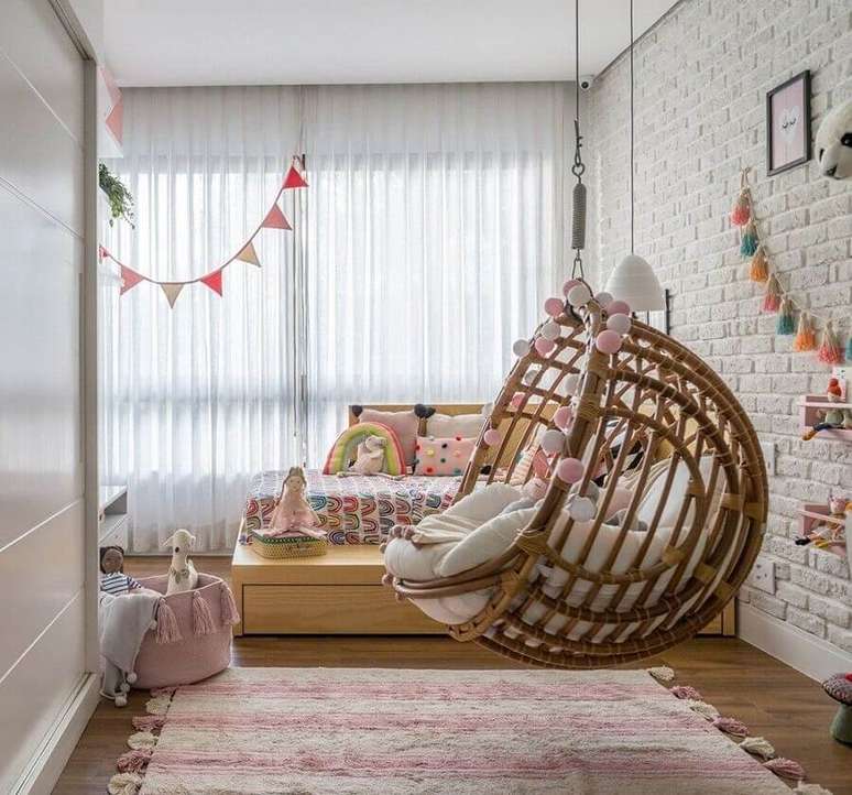 19. Cadeira de balanço suspensa para quarto infantil decorado com parede tijolinho branco – Foto: Hana Lerner Arquitetura