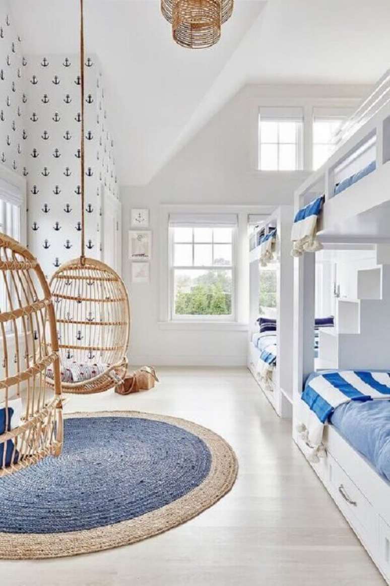 13. Cadeira de balan&ccedil;o suspensa para decora&ccedil;&atilde;o de quarto infantil branco e azul &ndash; Foto: Arquitrecos