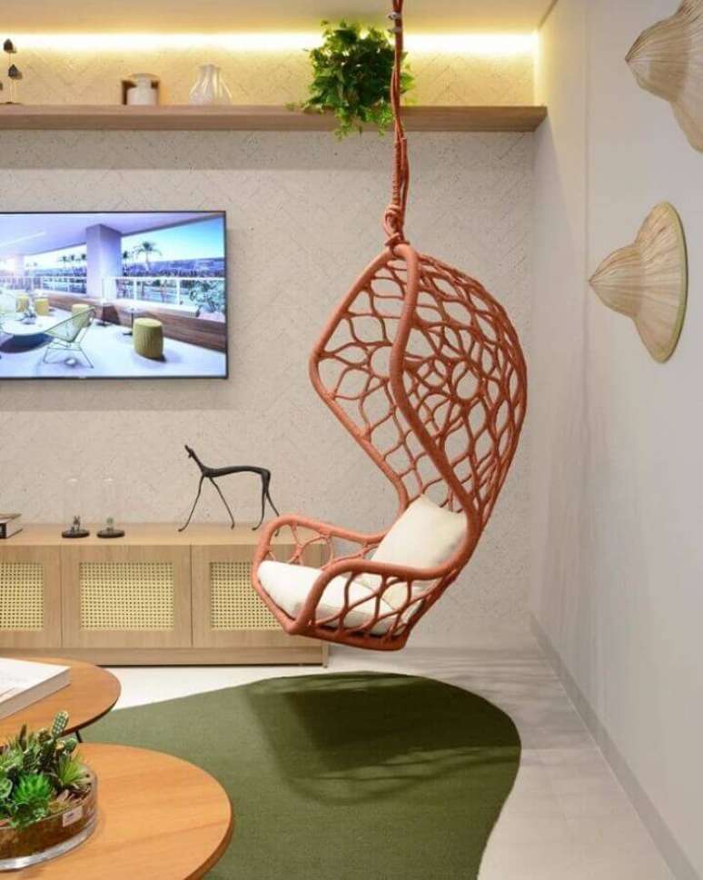 4. Decoração em cores claras para sala de TV com cadeira de balanço moderna suspensa – Foto: Vanessa Graner Arquitetura