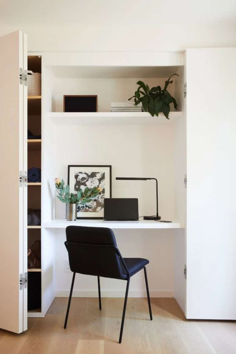 40. Home office na sala de estar planejada com armário branco – Foto Architextural Digest