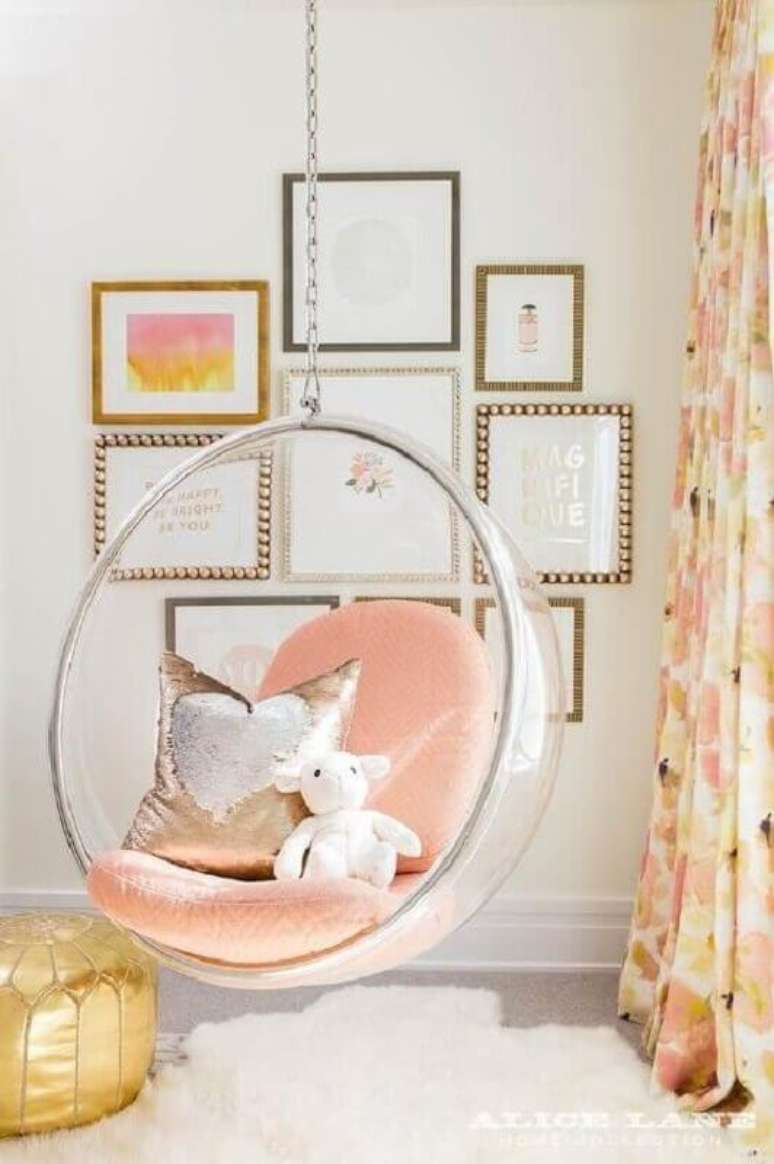35. Decora&ccedil;&atilde;o clean com cadeira de balan&ccedil;o moderna suspensa para quarto infantil &ndash; Foto: Fashionismo