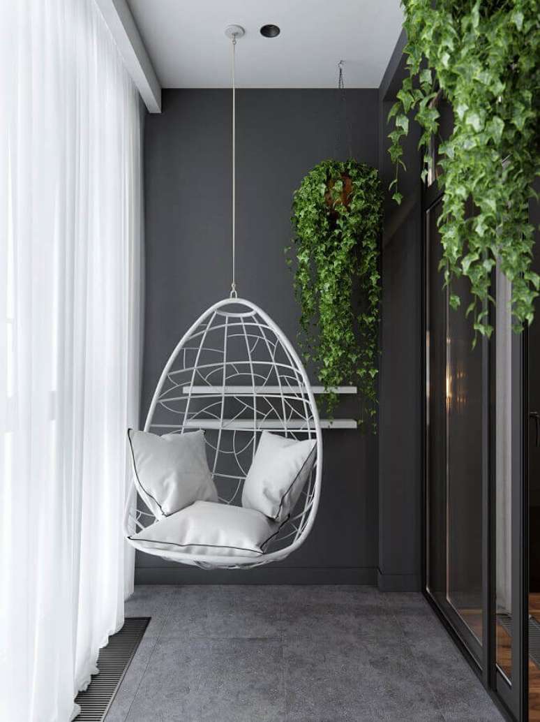 29. Cadeira de balanço suspensa para varanda cinza com decoração moderna – Foto: Behance