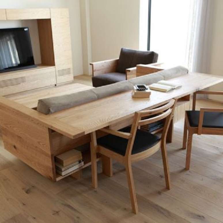 64. Sala pequena com mesa para home office atr&aacute;s do sof&aacute; &ndash; Foto Habitissimo