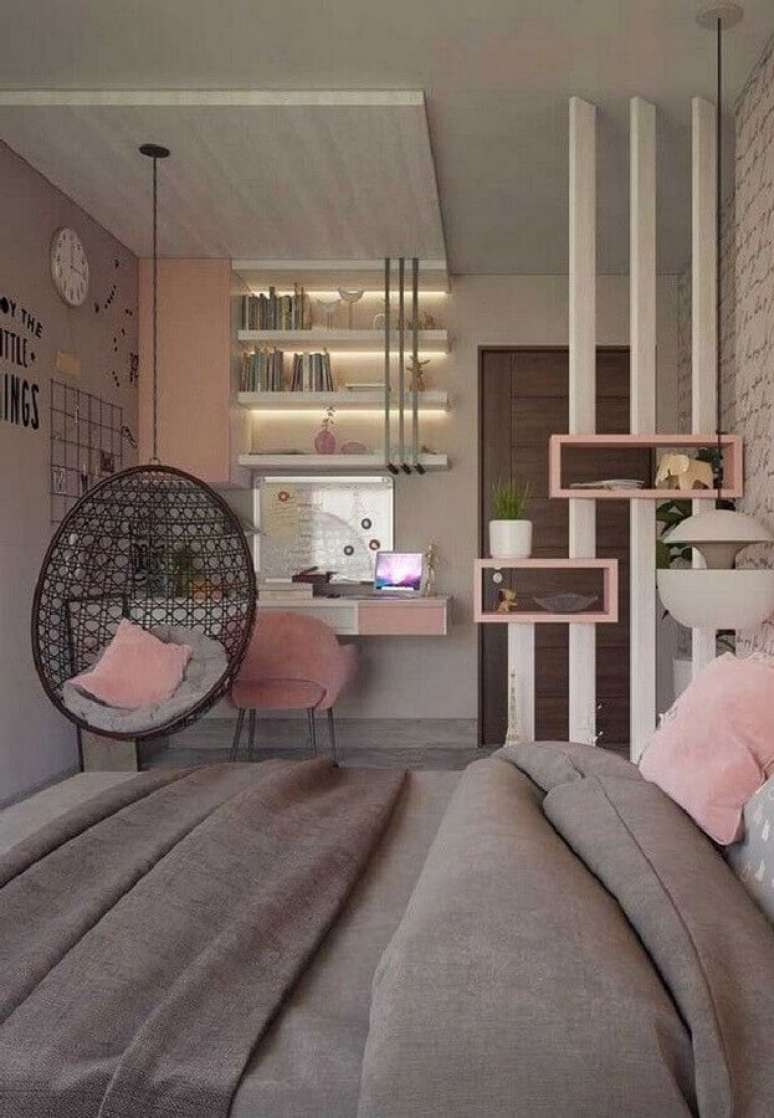 6. Decoração com cadeira de balanço suspensa para quarto feminino cinza e rosa – Foto: Pinterest