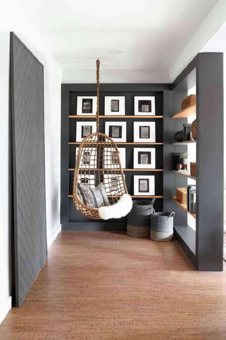 11. Cadeira de balanço suspensa para decoração de cantinho de descanso em tons de cinza – Foto: Home Fashion Trend