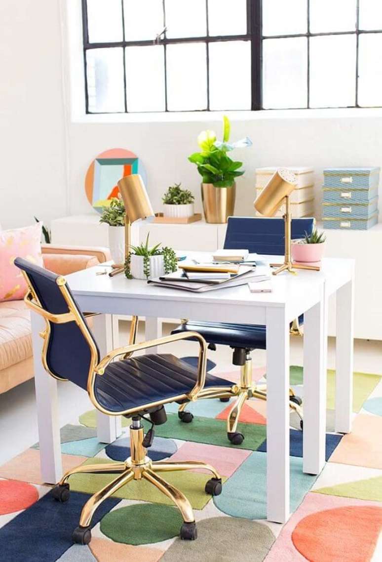 6. Decoração de home office pequeno na sala com cadeiras azuis e douradas – Foto HomeYdeas