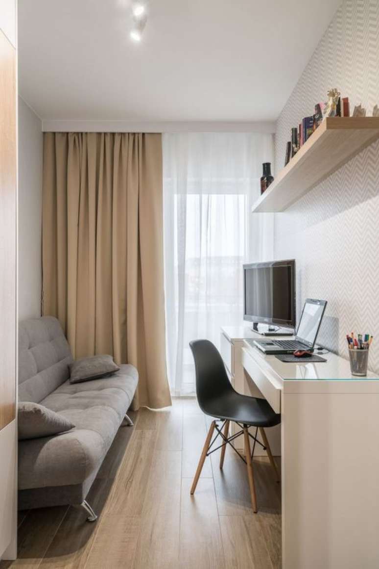 38. Home office na sala de estar pequena com mesa de escrivaninha branca – Foto Povestea Casei