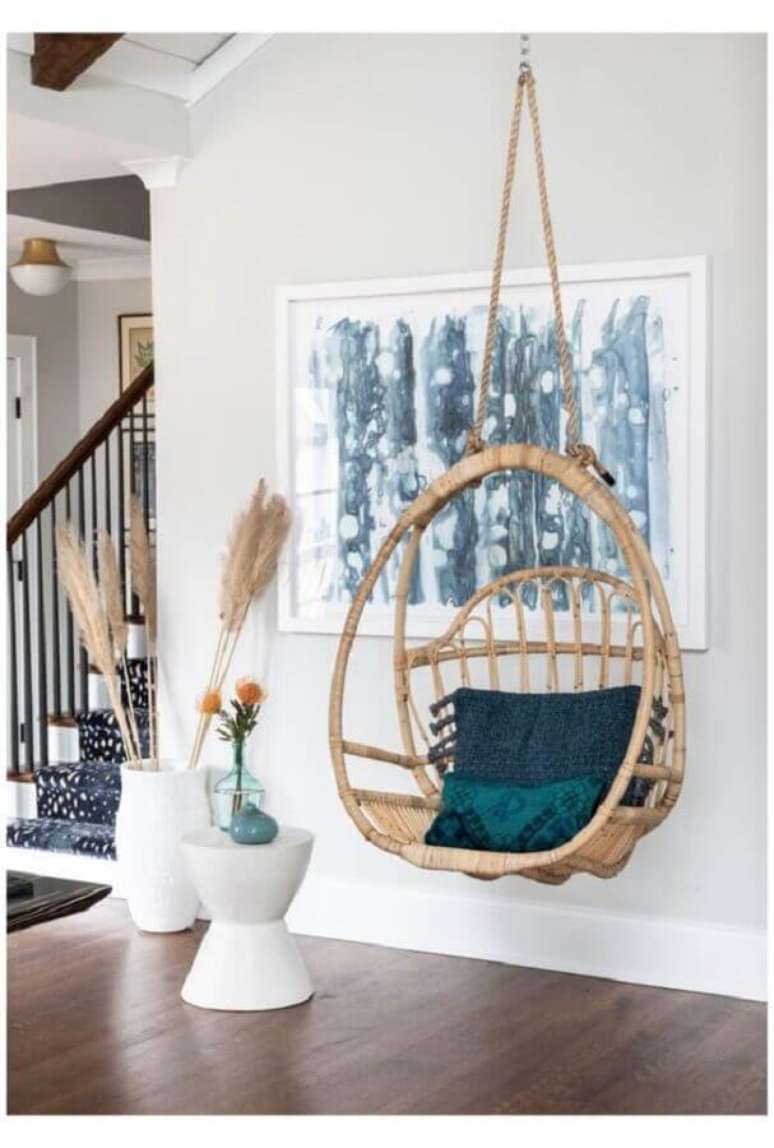 40. Decora&ccedil;&atilde;o com cadeira de balan&ccedil;o suspensa para sala branca &ndash; Foto: Pinterest