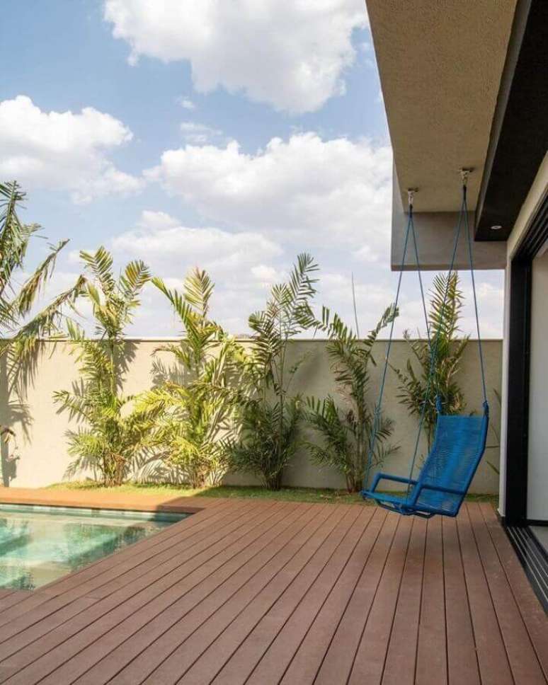 3. Cadeira de balanço suspensa para varanda de casa com piscina – Foto: Cobogó Estúdio