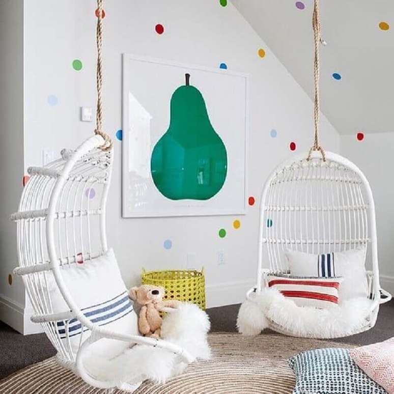 18. Cadeira de balanço suspensa para quarto infantil branco decorado com bolinhas coloridas para parede – Foto: Casa Très Chic