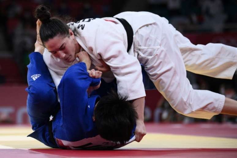 Mayra Aguiar imobilizou a sul-coreanaHyunji Yoon e conquistou a medalha de bronze(Foto: FRANCK FIFE / AFP)