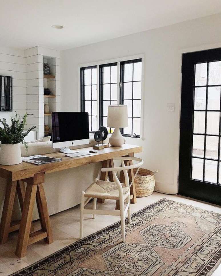 24. Home office na sala atr&aacute;s do sof&aacute; branco &ndash; Foto Architectural Digest