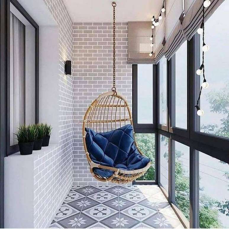 31. Cadeira de balan&ccedil;o suspensa para varanda pequena decorada com piso antigo &ndash; Foto: Pinterest