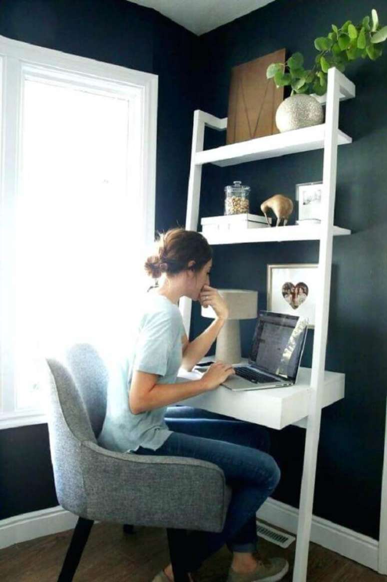 23. Estante branca para home office pequeno na sala – Foto Pinterest
