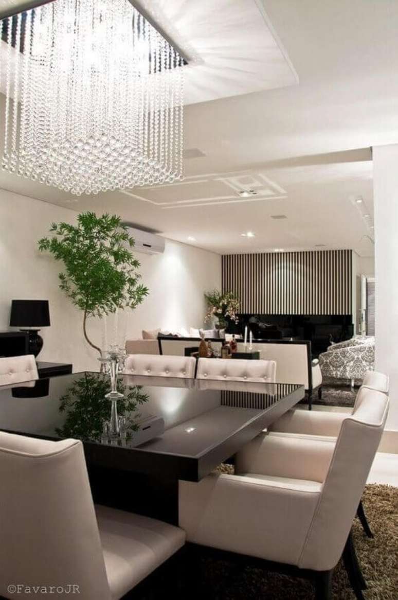 3. Lustre pendente quadrado de cristal acima da mesa de jantar preta &ndash; Foto Pinterest