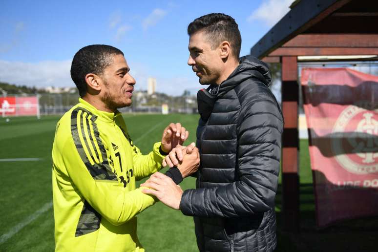 Taison e o ex-jogador Bolivar no treino do Internacional nesta sexta-feira. (Foto: Divulgação/Ricardo Duarte)