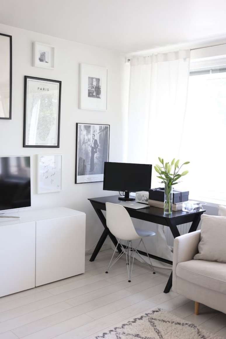 39. Home office na sala de estar pequena em preto e branco – Foto Home via Laura