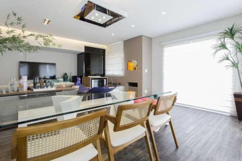 34. Lustres modernos e quadrados espelhados s&atilde;o lindos para a sala de estar &ndash; Foto Ricardo Lopez