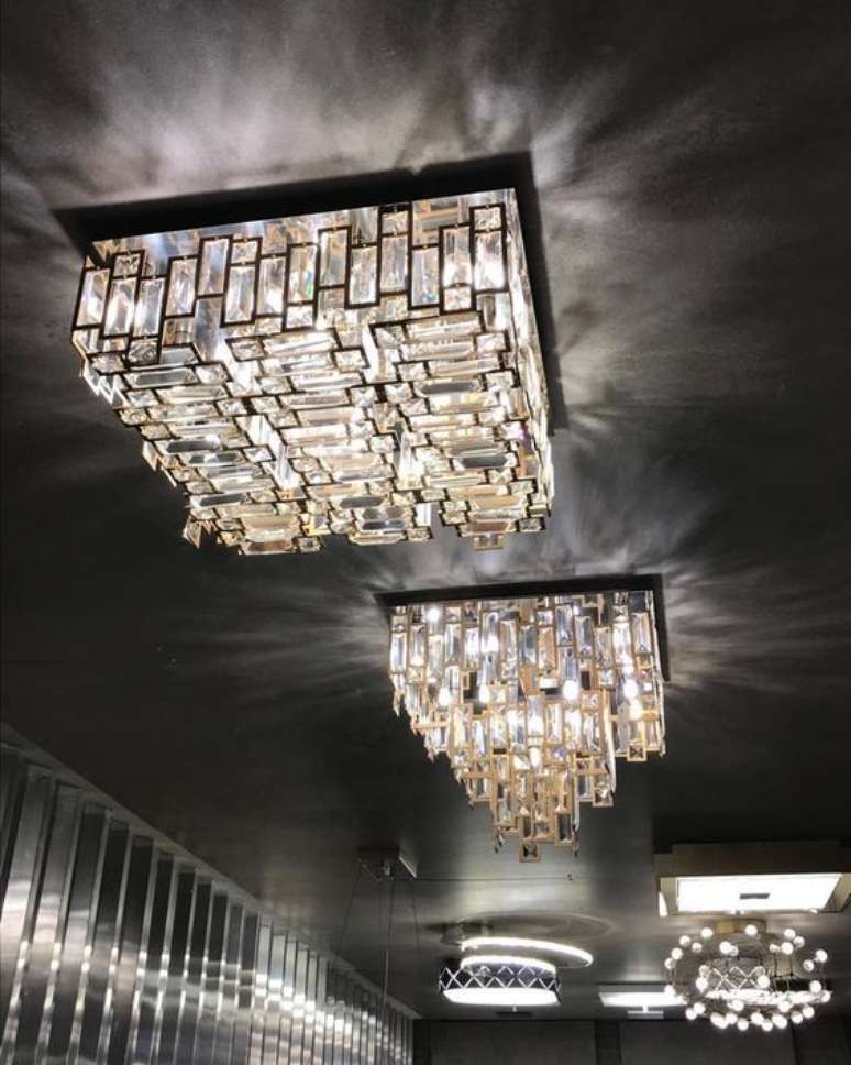 49. Decora&ccedil;&atilde;o com lustre quadrado de cristais e moderno &ndash; Foto Pinterest