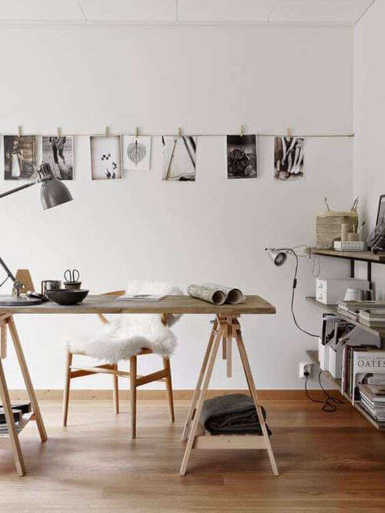 55. Mesa cavalete para home office na sala moderna – Foto Casa Vogue
