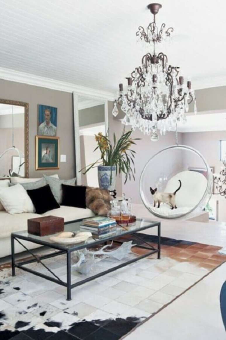 61. Sala de estar decorada com tapete de couro e cadeira de balan&ccedil;o moderna suspensa &ndash; Foto: Fashionismo
