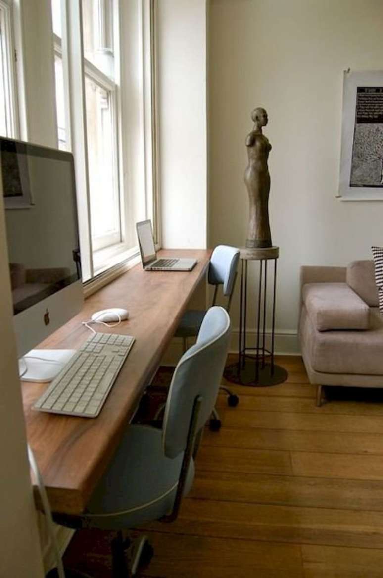 53. Mesa planejada para home office na sala – Foto Apartment Therapy