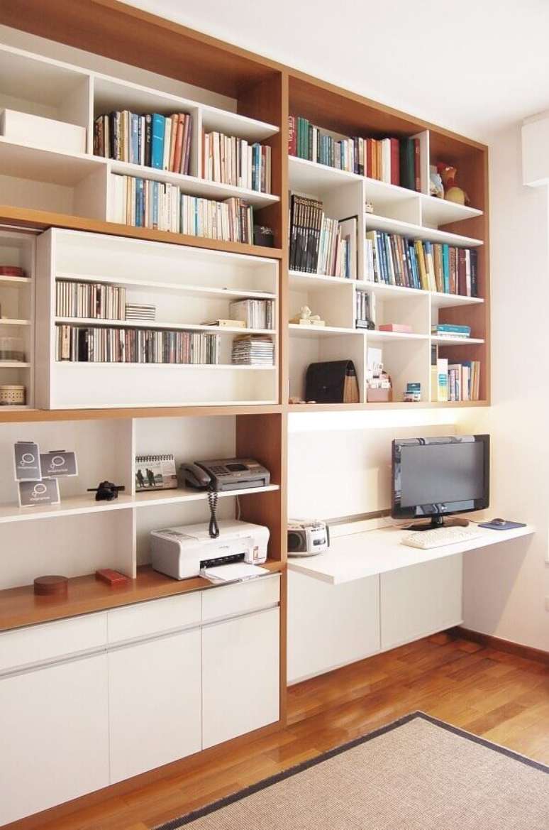 59. Mesa para home office na sala perto da estante moderna – Foto A.M Studio Arquitetura