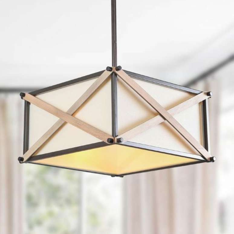 18. Lustre quadrado de madeira e ferro &ndash; Foto Inchome