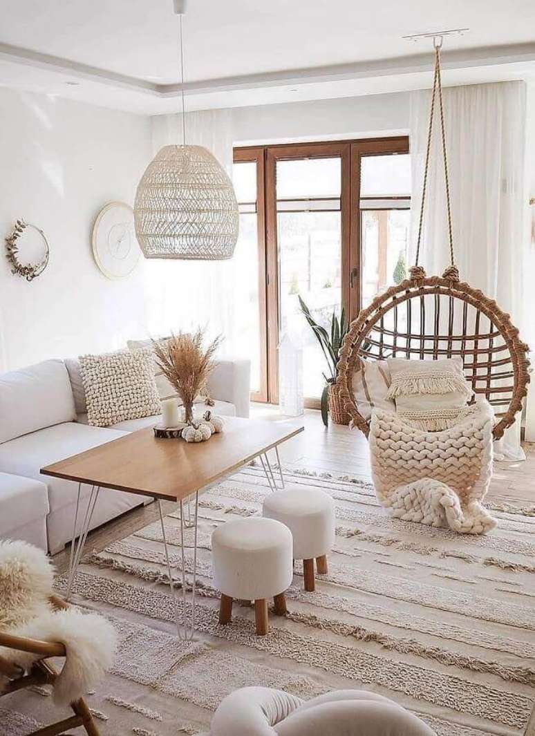23. cadeira de balanço suspensa para sala decorada com estilo escandinavo – Foto: Apartment Therapy