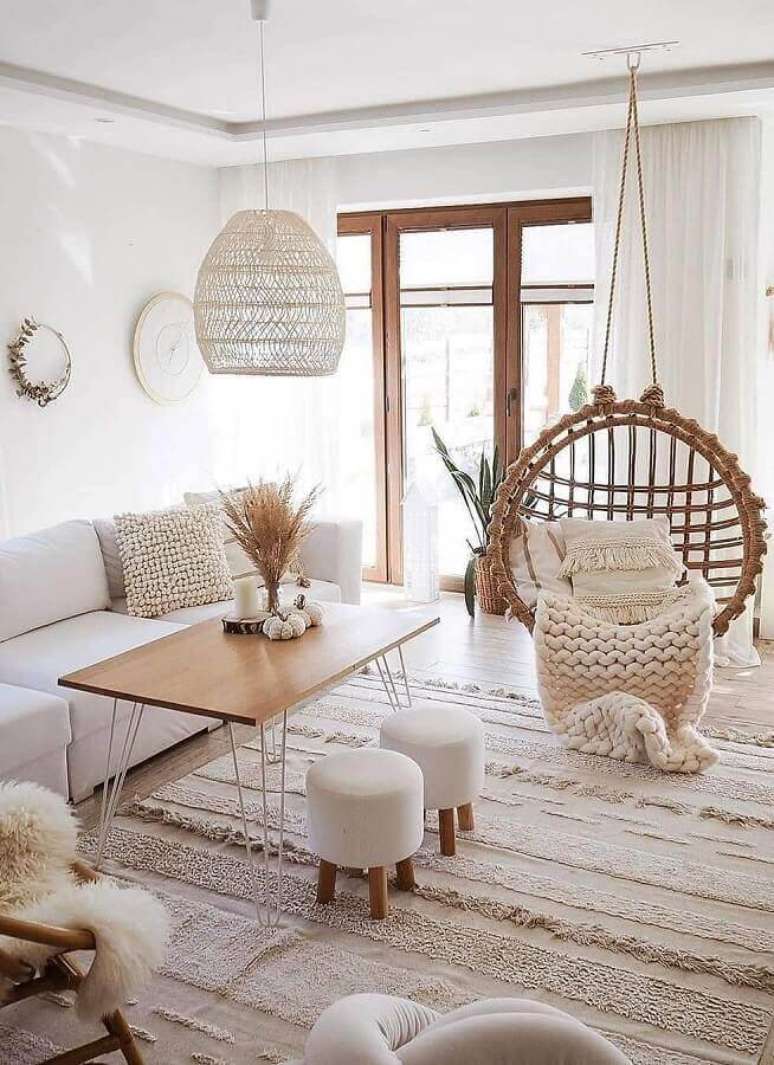 23. cadeira de balan&ccedil;o suspensa para sala decorada com estilo escandinavo &ndash; Foto: Apartment Therapy