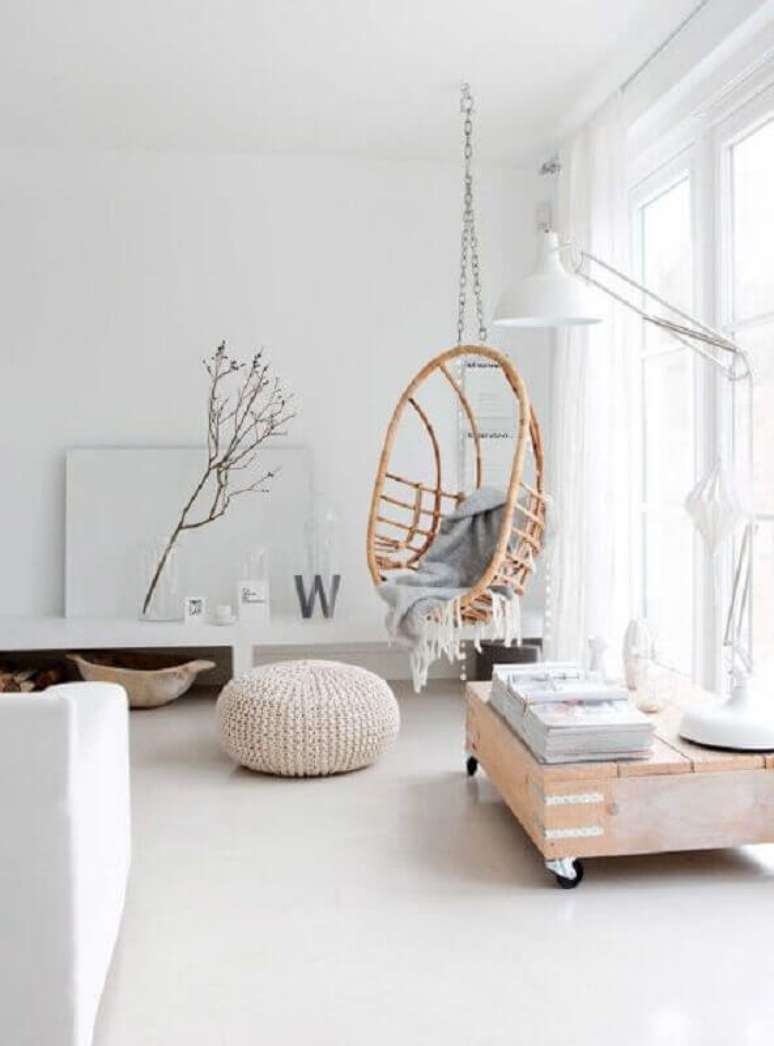 42. Decoração com cadeira de balanço suspensa para sala minimalista – Foto: Home Fashion Trend