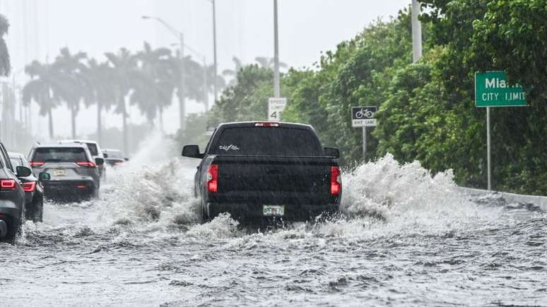 Inundações causadas por fortes chuvas são frequentes em Miami