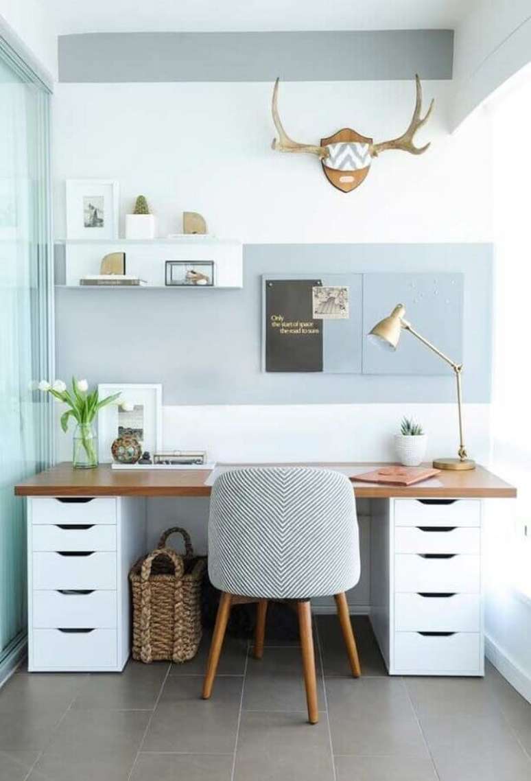 14. Mesa de escritório para home office na sala de estar moderna – Foto Ideias Decor