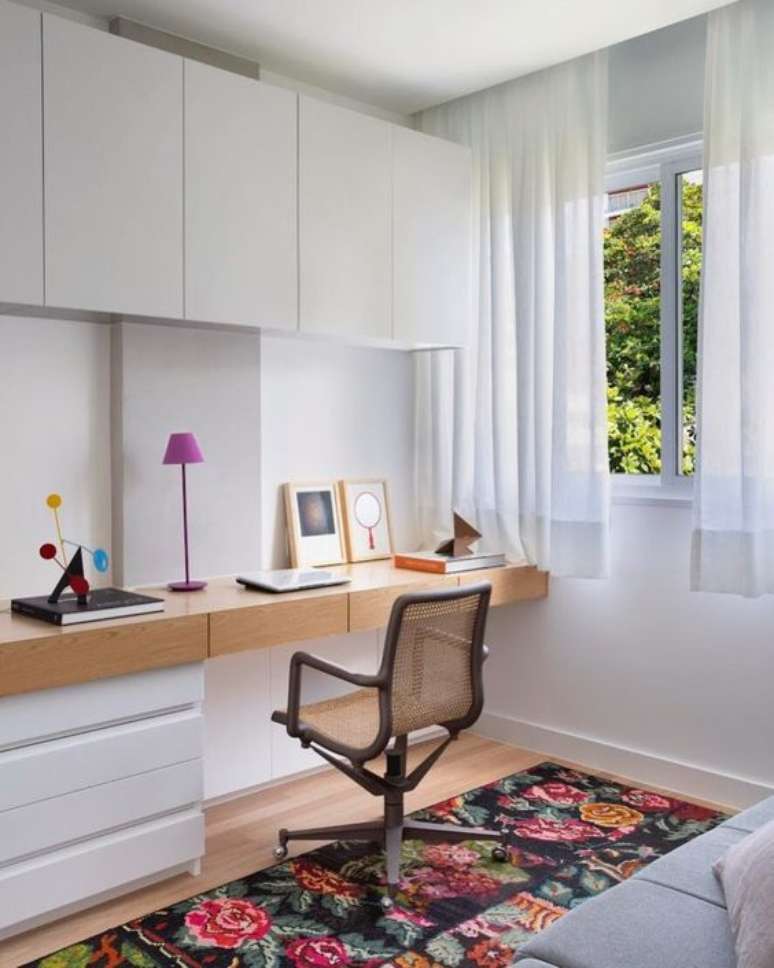 47. Home office na sala planejada com armários e sofá cinza – Foto Pinterest