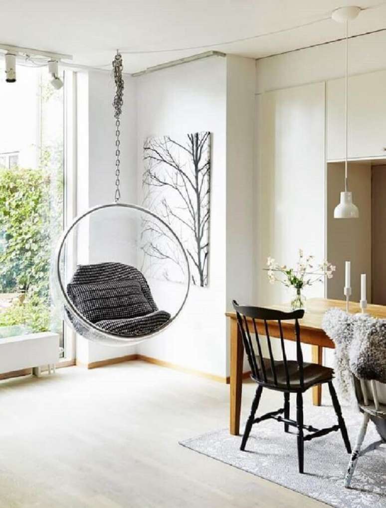62. Sala de jantar branca decorada com cadeira de balanço moderna suspensa – Foto: Sundry Society