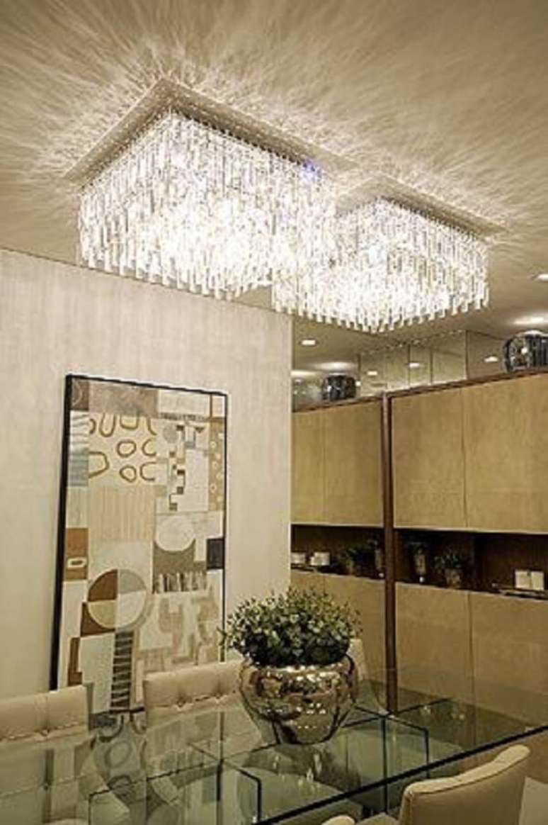 40. Sala com conjunto de lustre quadrado de cristal na decoração -Foto Folha de Londrina