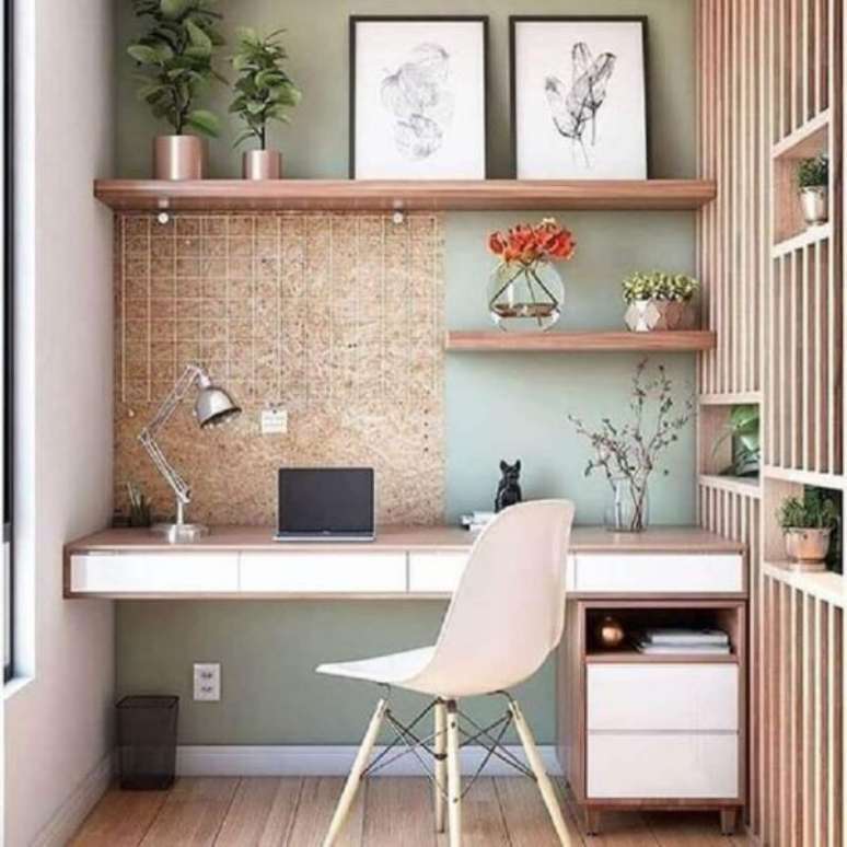 15. Home office na sala planejada com estante de madeira e plantas na decoração – Foto Webcomunica