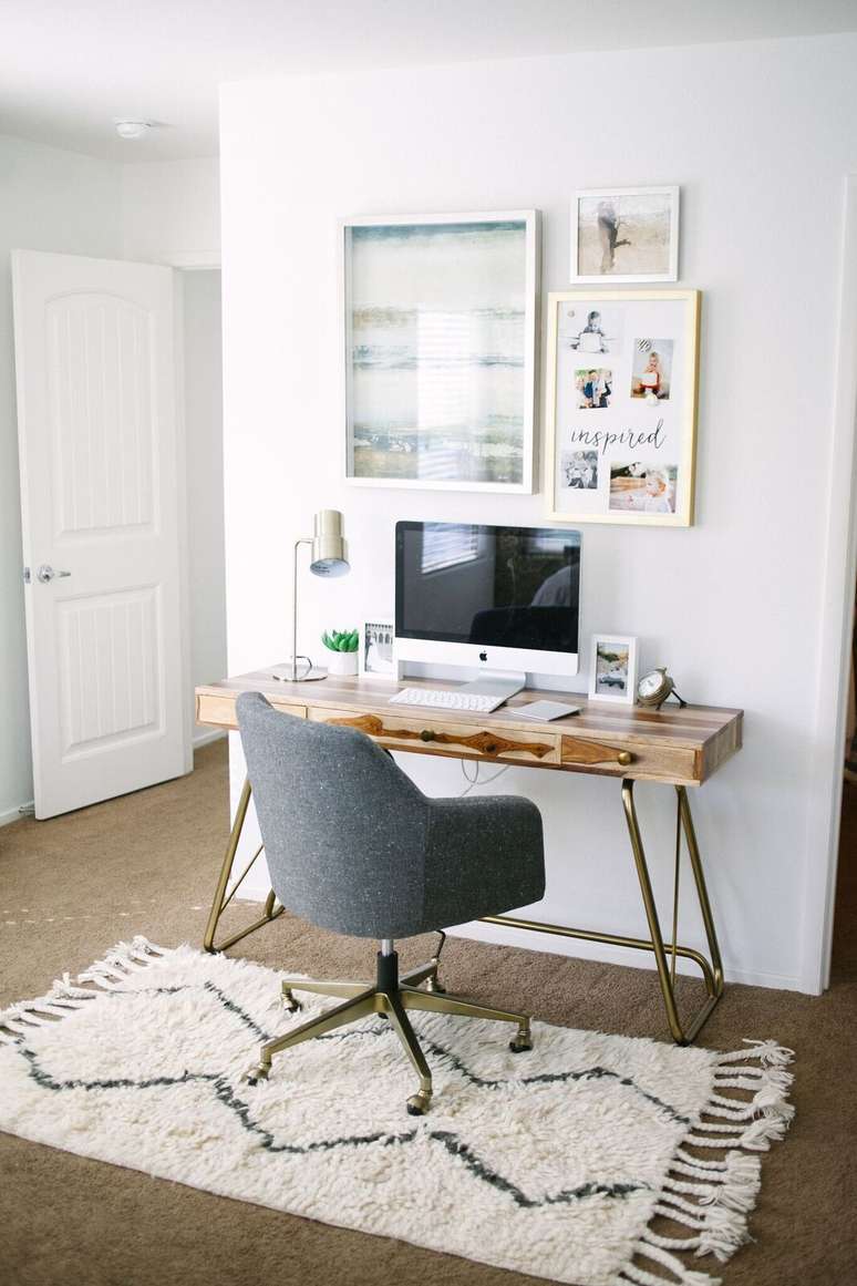 35. Home office na sala de estar com mesa de madeira e cadeira cinza – Foto Life of Asister