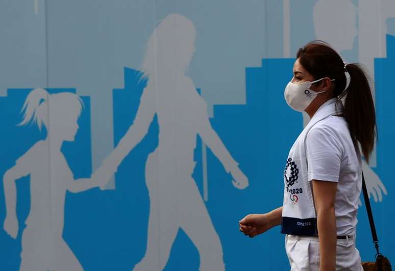 Mulher usando máscara caminha do lado de fora do Estádio Nacional, principal local de competições da Olimpíada Tóquio 2020
28/07/2021 REUTERS/Kim Kyung-Hoon