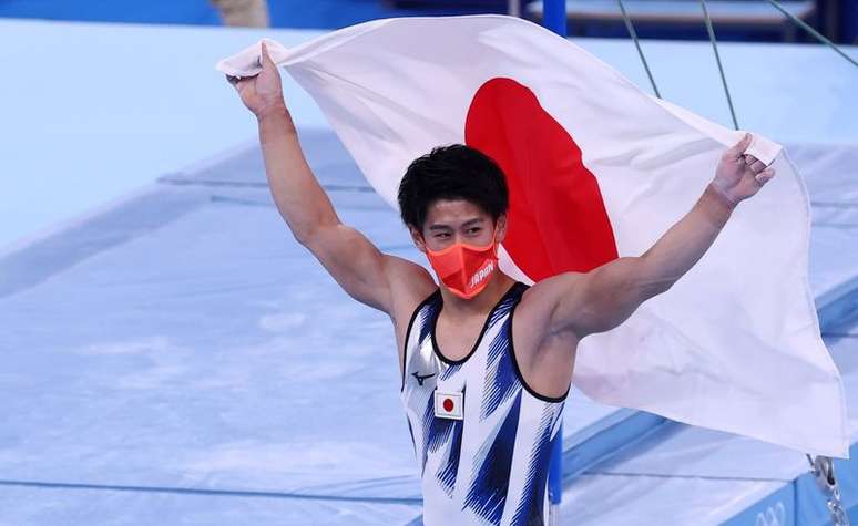 Ginasta japonês Daiki Hashimoto comemora medalha de ouro conquistado no individual geral da ginástica na Olimpíada de Tóquio
28/07/2021 REUTERS/Mike Blake