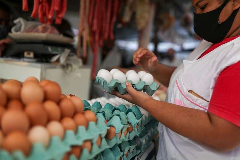 Vendedora segura ovos em um mercado de rua no Rio de Janeiro, Brasil
08/07/2021
REUTERS/Amanda Perobelli