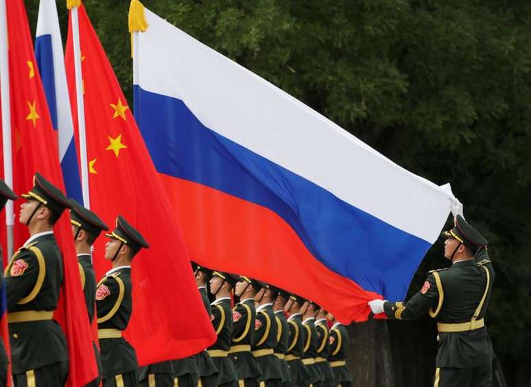 Militares chineses estendem bandeiras de China e Rússia durante solenidade em Pequim 
08/06/2018
REUTERS/Jason Lee